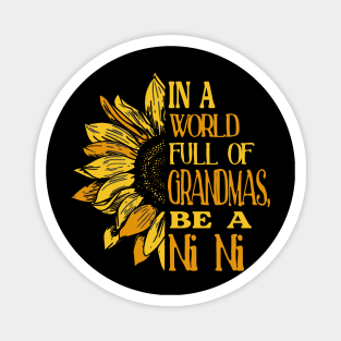 Sunflower- In the world full of Grandmas, be Ni Ni T-Shirt T-Shirt T-Shirt Magnet